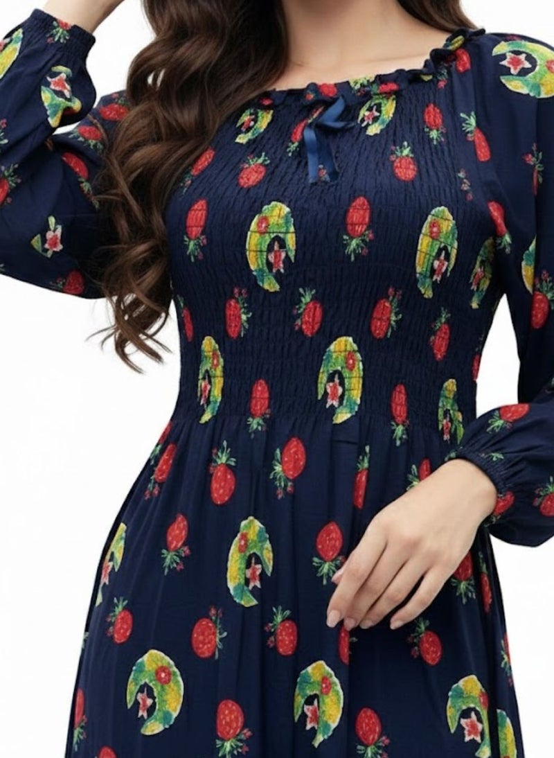 بريميم فستان جلابي نسائي طويل باللون الكحلي مزين بطبعة الفراولة والهلال - جلابي رمضان - بأكمام طويلة، وخصر مطاطي، وقماش كريب خفيف الوزن، يصل إلى الأرض - Image 3